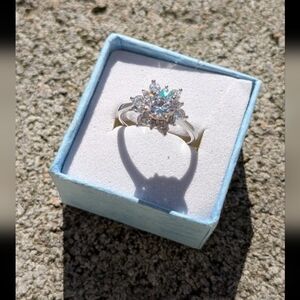 Ladies Sparkling Cubic Zirconia Sunburst Cluster Ring (6)